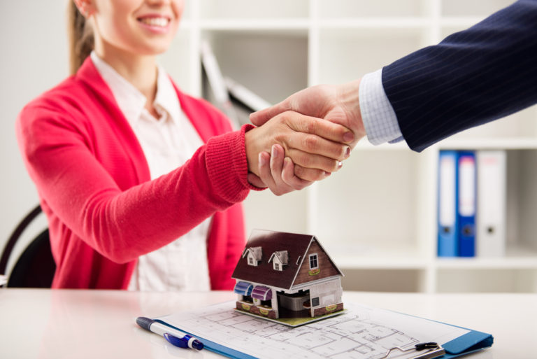 What to Expect When Selling With an Agent