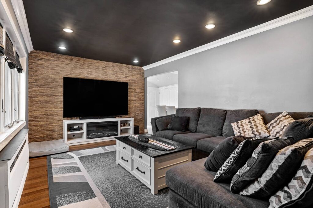 House for Sale in Freeport NY – TV Lounge